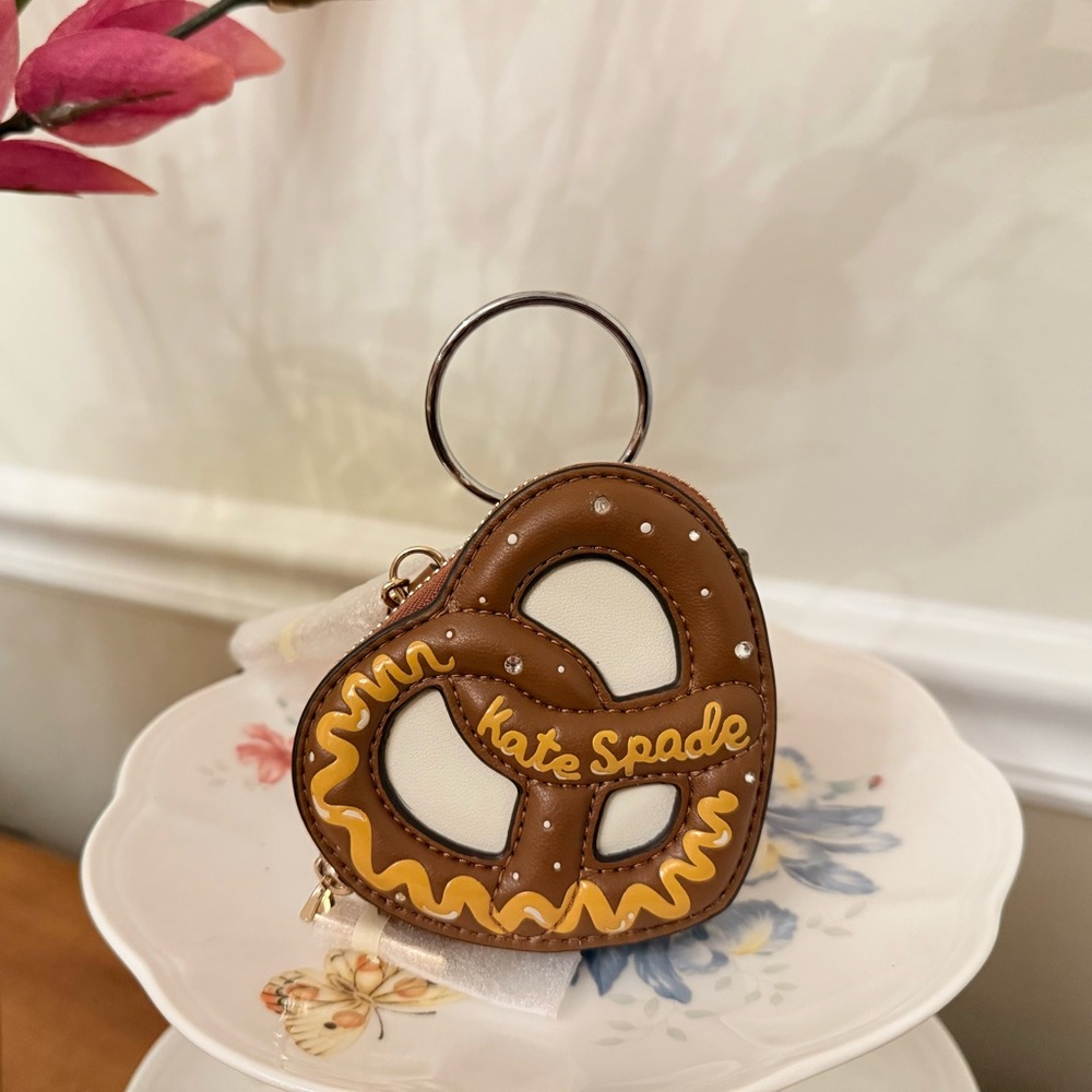 Kate Spade NYC Big Apple Novelty 3D Pretzel Coin Purse Key Chain NWT